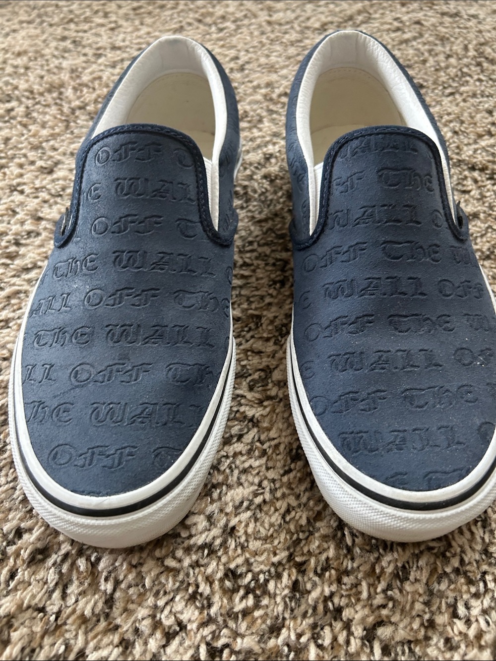 Vans Men’s 7.5 women’s 9 Slip-On Sneakers in Navy and White suede like texture